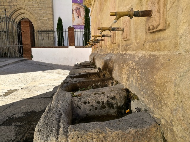 The Ocho caños wall fountain in the Padre Jesús district of Ronda. Photo © snobb.net
